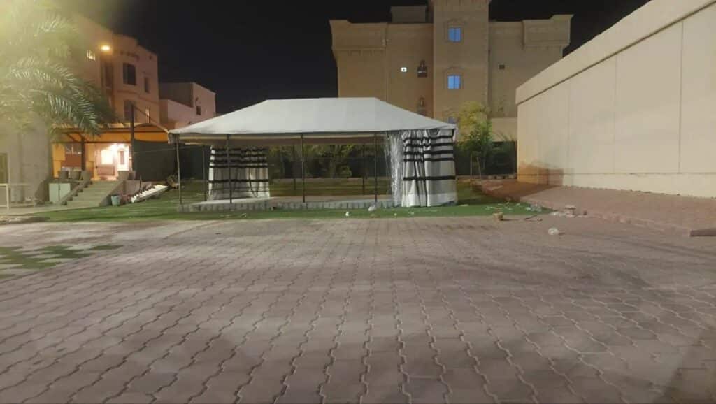 خيام ملكية فخمة في حي الهفوف.